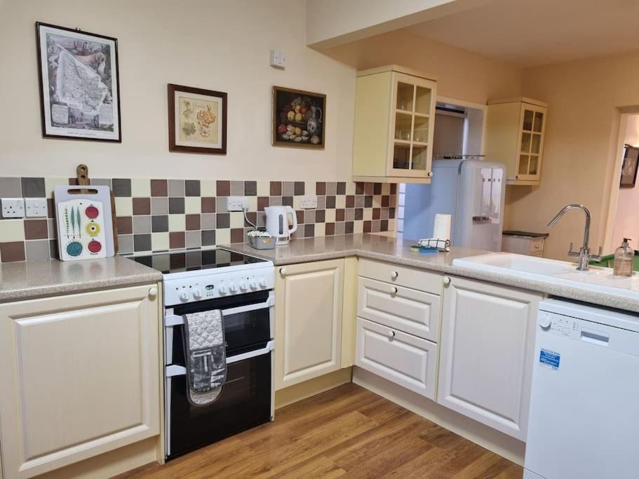 Spacious Detached Home With Beautiful Seaviews, Sleeps 6 Trimingham Eksteriør bilde